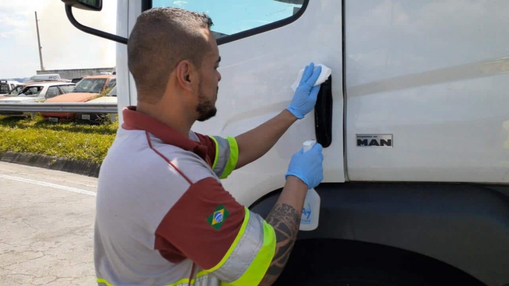 Serviço gratuito para higienização de cabine dos caminhões na Dutra