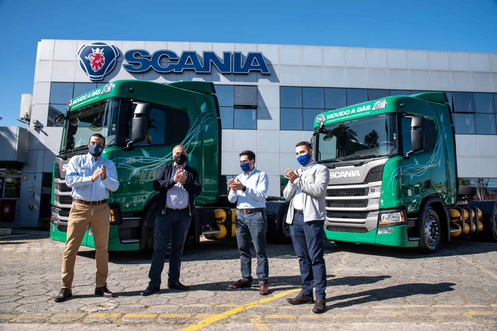 Motivo de comemoração: Scania entrega os quatro primeiros caminhões movidos 100% a gás