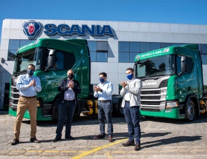 Motivo de comemoração: Scania entrega os quatro primeiros caminhões movidos 100% a gás