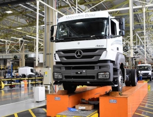 Mercedes-Benz encerra produção do Atron 1635 e apresenta o Axor como seu sucessor