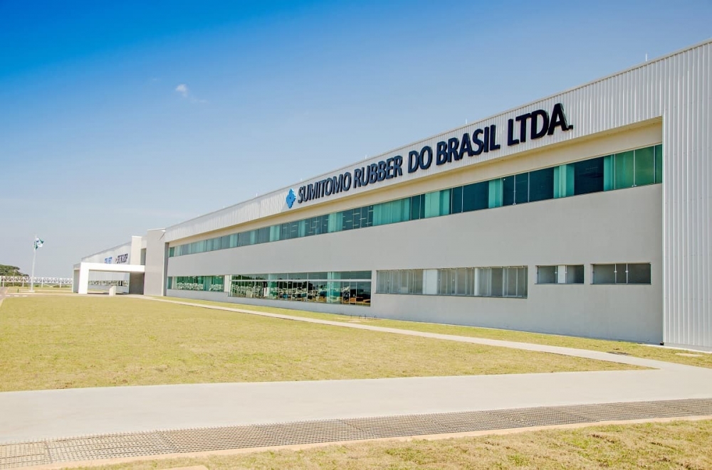 Dunlop atinge a meta de produção de 1000 pneus por dia para veículos pesados no Brasil