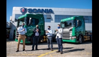 Motivo de comemoração: Scania entrega os quatro primeiros caminhões movidos 100% a gás