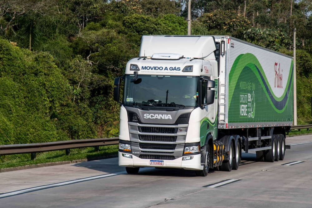 Scania avança na retomada verde com 50 caminhões a gás comercializados no Brasil