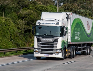 Scania avança na retomada verde com 50 caminhões a gás comercializados no Brasil