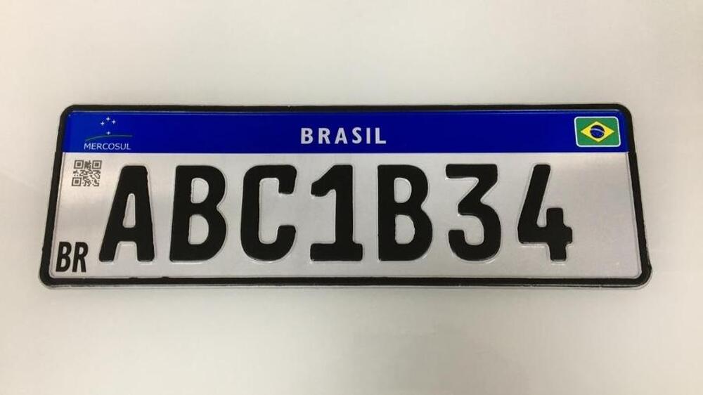 Placas dos veículos podem voltar a ter cidade, estado e lacre