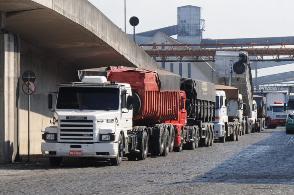 Caminhoneiros podem ter rodovia exclusiva ao Porto de Santos