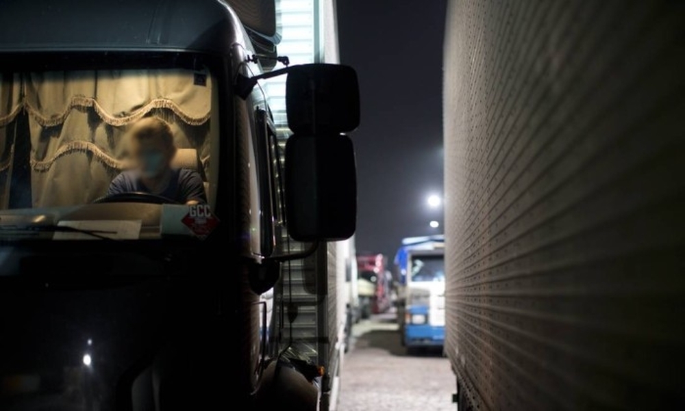 Pernoite em caminhão não dá direito a indenização por dano moral a motorista