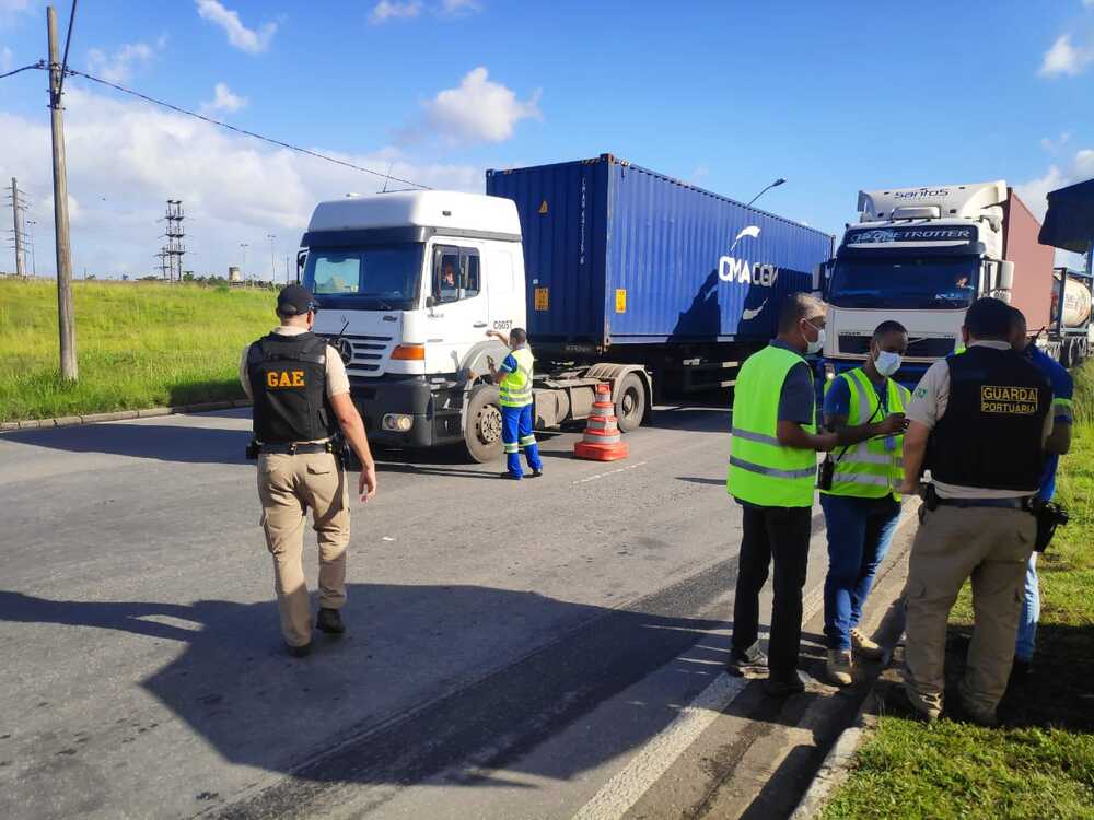 Operação conjunta controla chegada de caminhões sem agendamento