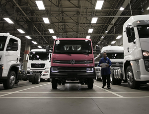 Veja os caminhões Volvo que fazem parte da história da Rodojunior - Revista  Caminhoneiro