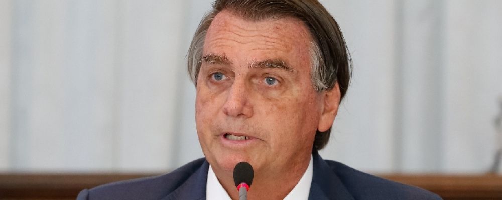 Bolsonaro diz que quer zerar imposto federal do diesel a partir de 2022