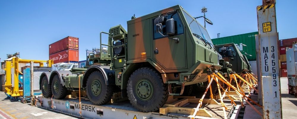 Caminhões Tatra 8x8 destinados ao Exército chegam ao Porto de Paranaguá