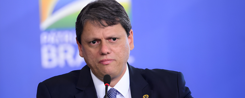 Tarcísio promete rever normas de trânsito que prejudicam caminhoneiros 