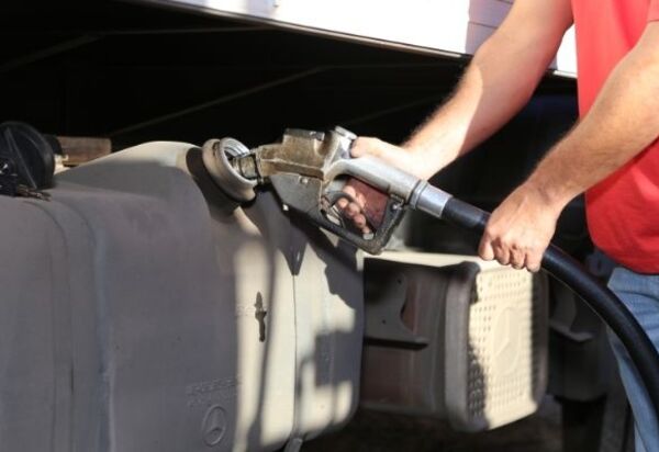 Proposta cria política para eliminar venda de diesel comum no Brasil