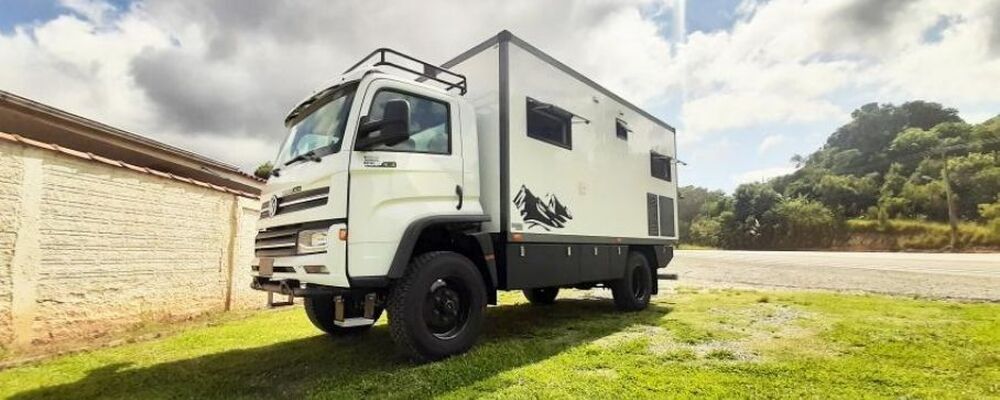 Volkswagen Delivery 11.180 4x4 se transforma em um motorhome