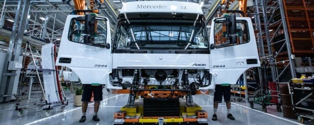 Mercedes-Benz suspende produção devido à falta de semicondutores