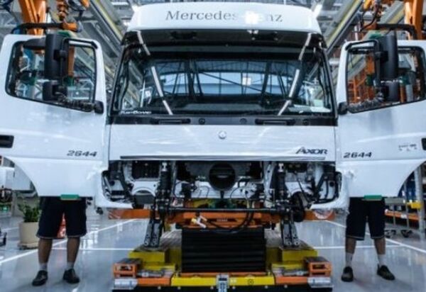 Mercedes-Benz suspende produção devido à falta de semicondutores