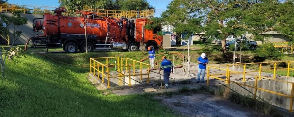 Super caminhão a vácuo reforça operações em esgotamento sanitário na Região dos Lagos