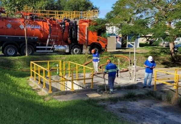 Super caminhão a vácuo reforça operações em esgotamento sanitário na Região dos Lagos