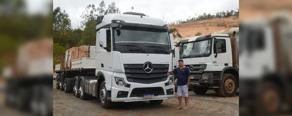 José Marianelli dirige Actros 2651 com orgulho, levando rochas ornamentais 