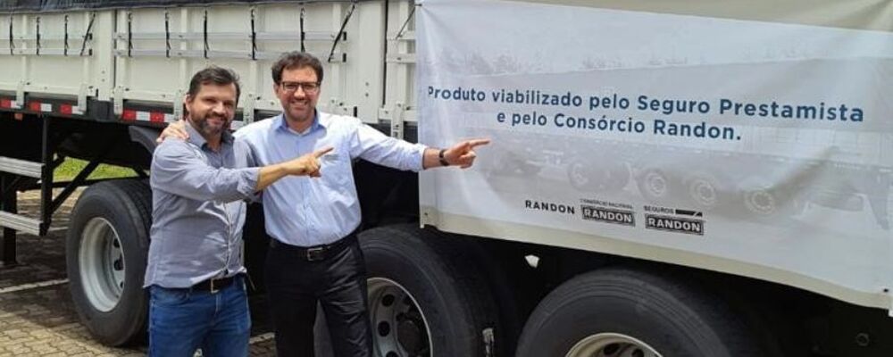 Empresas Randon premiam cliente com Graneleiro New R Zero Km