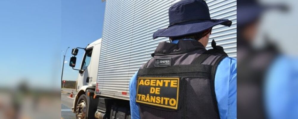 Agentes de trânsito vão fiscalizar equipamento de segurança em caminhões basculantes