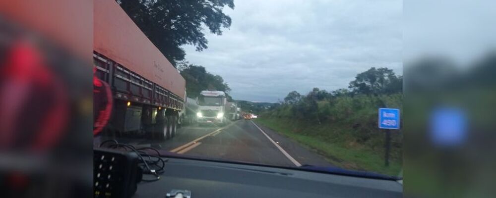 Fila quilométrica na BR-277 em Nova Laranjeiras após tombamento de caminhão; motoristas utilizem desvio 