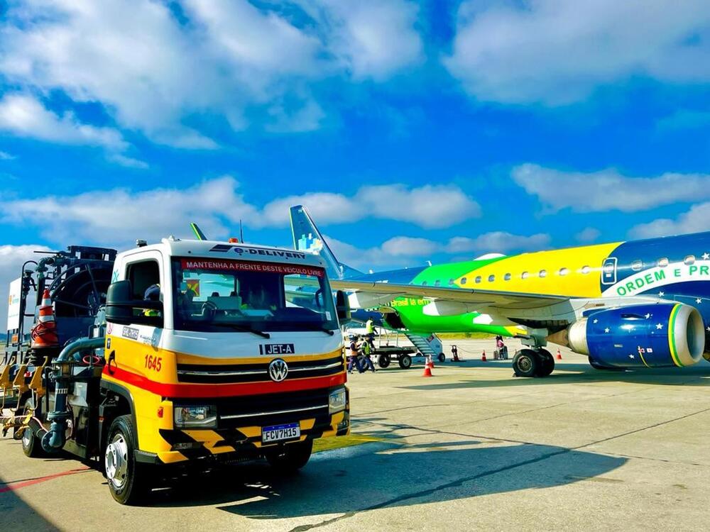 Raízen promove primeiro abastecimento de aeronaves com caminhão elétrico da Volkswagen no  aeroporto