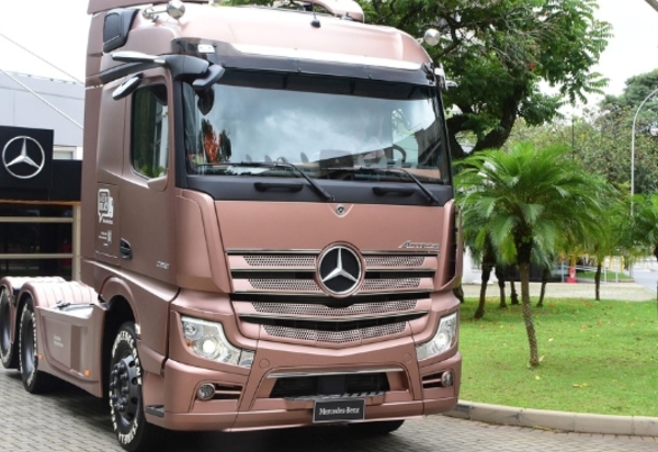 Mercedes-Benz lança promoção para ajudar mulheres a se tornarem motoristas de caminhão