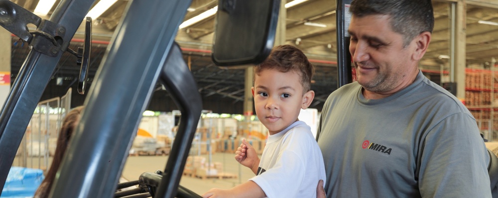 Aos 3 anos de idade, fã mirim de caminhões realiza sonho ao entrar em caminhão