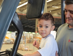 Aos 3 anos de idade, fã mirim de caminhões realiza sonho ao entrar em caminhão