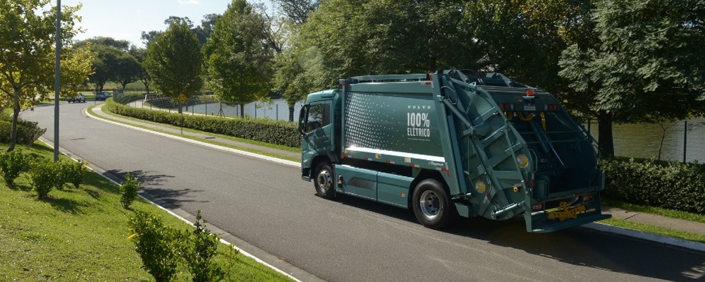 Curitiba inicia testes com caminhão elétrico Volvo na coleta de lixo