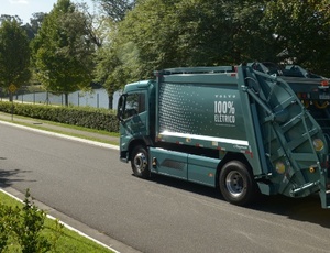 Curitiba inicia testes com caminhão elétrico Volvo na coleta de lixo