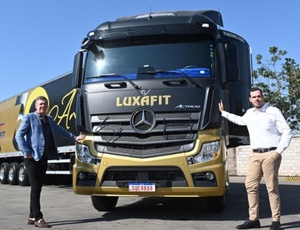 Luxafit celebra 30 anos com Actros 2045 personalizado