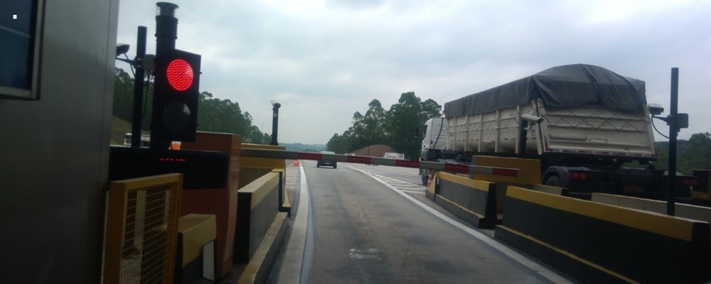 Cobrança de eixos suspensos começa dia 25 em pedágios de SP