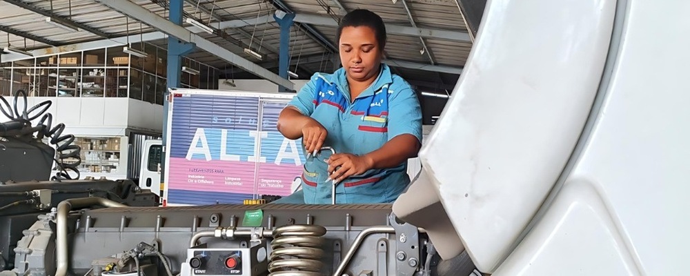 Conheça a história de Juliana Vieira, a única mulher e mecânica da IVECO Belluno