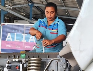 Conheça a história de Juliana Vieira, a única mulher e mecânica da IVECO Belluno