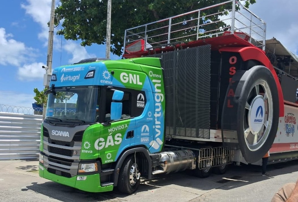 Trio elétrico foi movido por um Scania a gás natural no Carnaval de Salvador